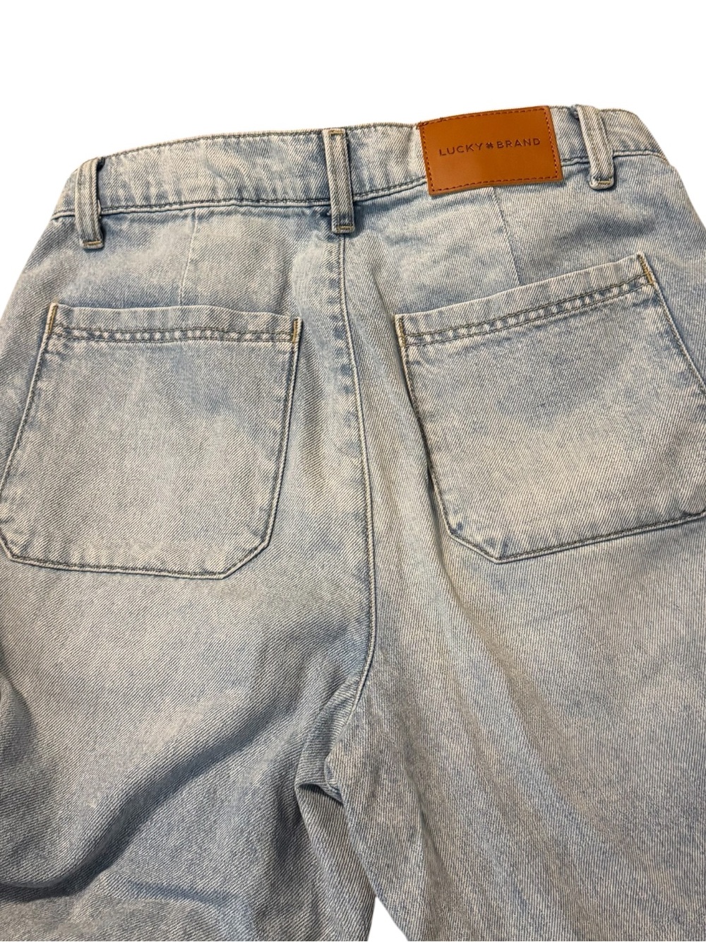 Lucky Brand ~Jeans ~Light Washed Denim ~ Large Pockets ~Normal Wear & Tear ~GUC - Picture 5 of 7